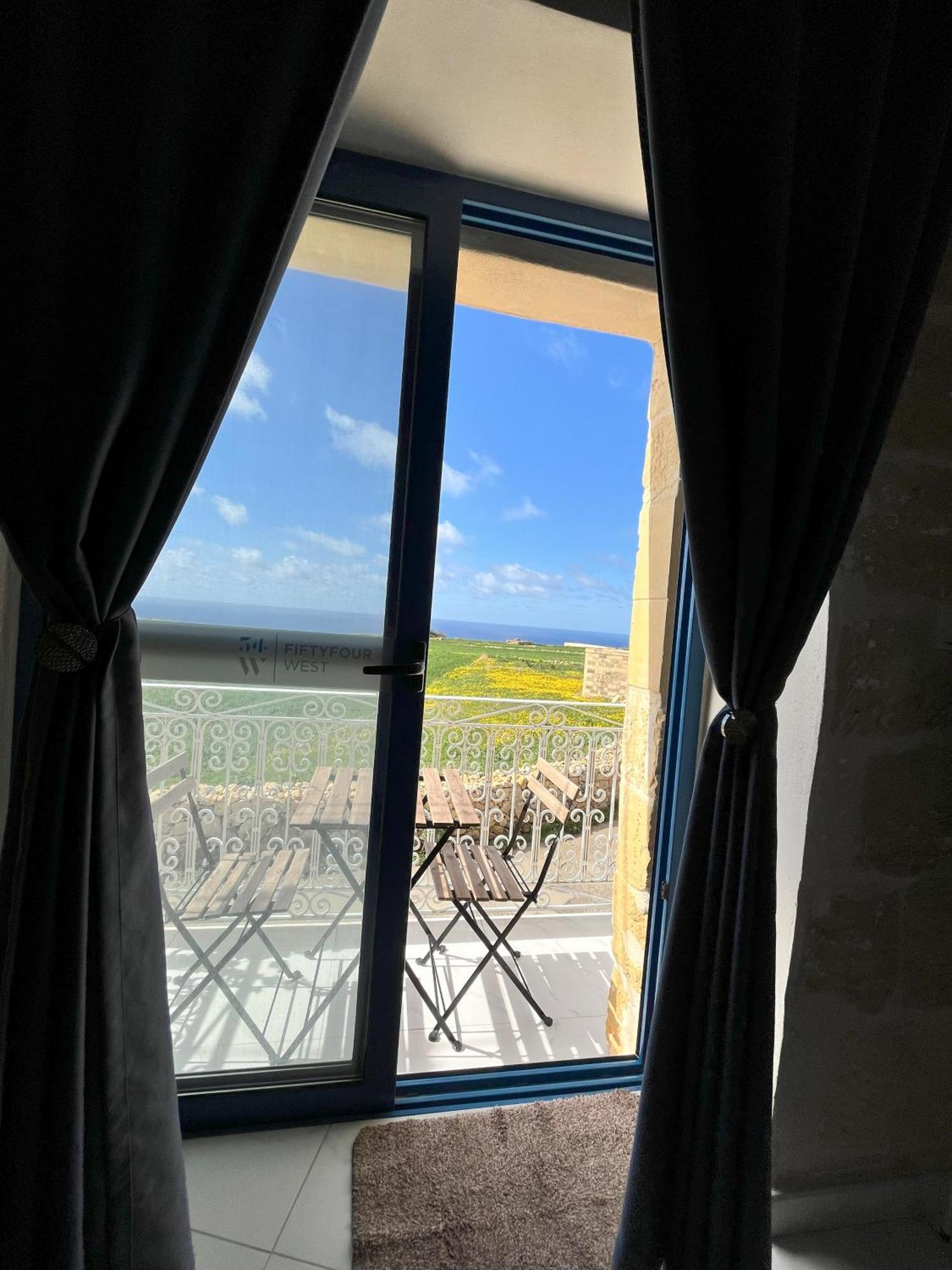 Fiftyfour West Boutique Living Bed & Breakfast Għarb Dış mekan fotoğraf