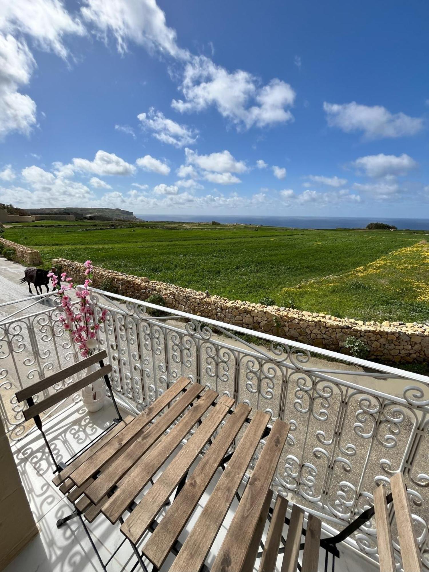 Fiftyfour West Boutique Living Bed & Breakfast Għarb Dış mekan fotoğraf